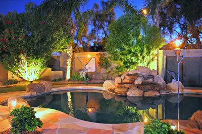 Image de 3400+ sf Maison conviviale avec piscine clôturée