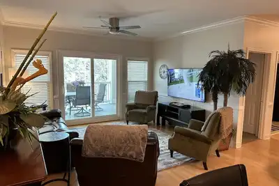 Image de 2 chambres avec lits king size et salle de bain privée pour les deux.