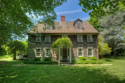 Image de Maison Sagaponack historique, une maison classique et spacieuse, nouvelle sur le marché locatif