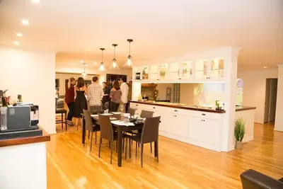 Image de Superbe maison avec plan d'étage ouvert et arrière-cour zen incroyable!