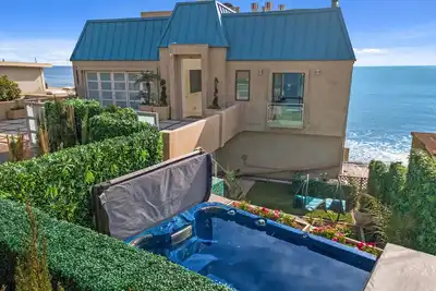 Image de Custom Malibu Beach House sur la plage privée