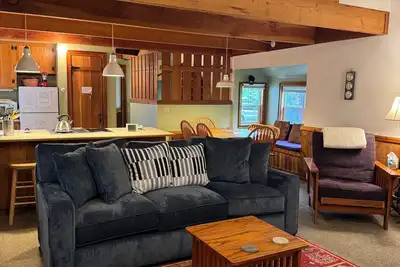 Image de Bord de rivière calme - respectueux de l'environnement - promenade facile vers la plage ou la ville. Piscine en été.