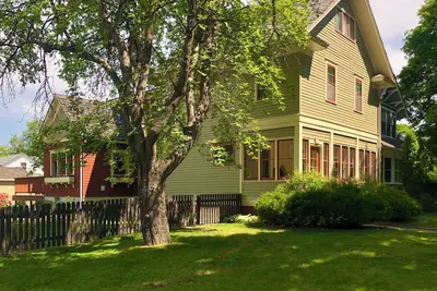 Image de Maison historique magnifiquement restaurée avec vue sur les jardins de Conrad Mansion.