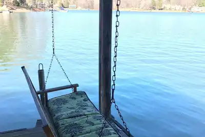 Image de Retraite relaxante sur le lac avec canoë, kayaks, planche à pagaie et voilier