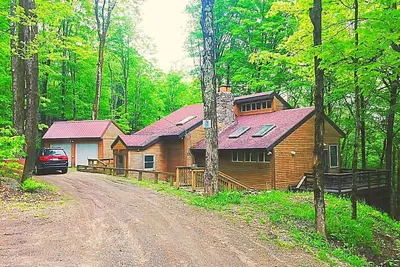 Image de Bienvenue à Dancing Bear Lodge. . . Le charme rustique du sud du Vermont