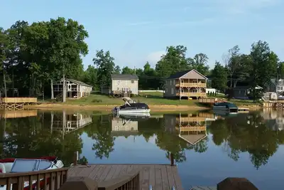 Image de Maison au bord du lac avec grand terrain plat, quai, plan d'étage ouvert-RÉSERVEZ La Saison De Pointe Maintenant!