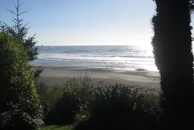 Image de Détente Oceanfront Home avec accès à la plage privée! Amenez votre famille et votre animal de compagnie.