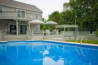 Image de Escapade à la campagne isolée Terrain de tennis Piscine privée Superbes vues sur la campagne