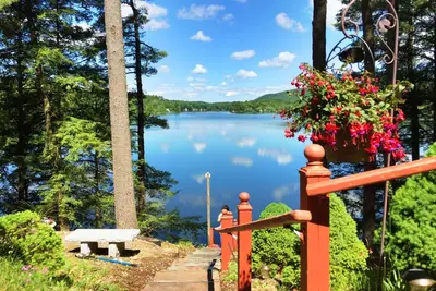 Image de Incroyable Lac Maison Et Dock Sur Le Lac Buel. Bateau De Nage