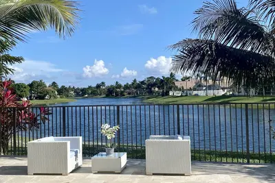 Image de Mediterranean Lakeside Villa Renovated 2021-22