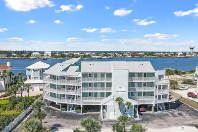 Image de Condo calme côté baie avec piscine et quai de pêche à droite sur l'eau