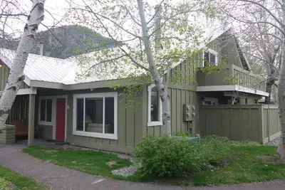 Image de Ketchum condominium à distance de marche du centre-ville, à proximité de l'arrêt de bus et Ymca