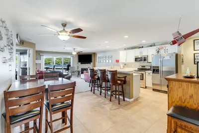 Image de 3br / 2ba, bord du lac exécutif (tous les lits King), bordereau de bateau de 12'x32 'disponible
