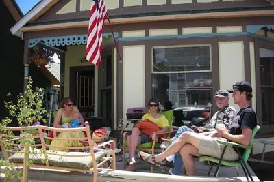 Image de Mignon et confortable Restauré maison victorienne dans le coeur de la ville!