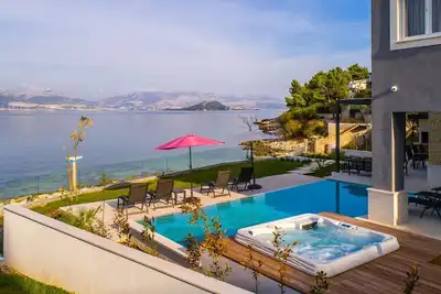 Image de Luxueuse villa en bord de mer Paradise avec piscine et jacuzzi Eos-Croatie