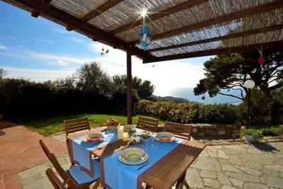 Image de Maison de vacances avec vue magnifique sur la mer, jardin privé et wi / fi