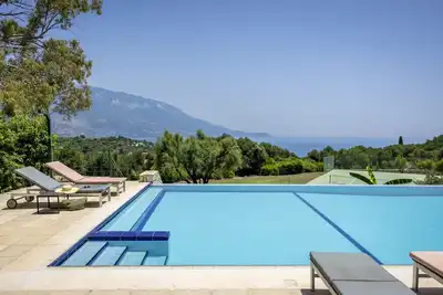 Image de Villa exceptionnelle avec superbe vue, piscine et court de tennis