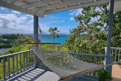 Image de Nouveau sur le marché locatif! Cruz Bay 2 Bdrm Condo W. vue sur l'océan