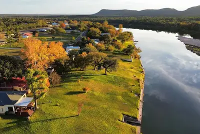 Image de Maison magnifiquement calme et isolée sur le bras de Llano du lac Lbj