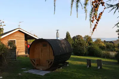 Image de Maison en bois accueillante avec vue panoramique sur la mer Baltique