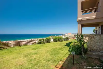 Image de Une spacieuse villa avec piscine privée et vue imprenable sur la mer