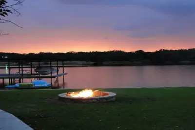 Image de Fabuleux \"House of Sunsets\" sur l'eau du corps principal au magnifique lac Granbury