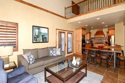 Image de Maison de ville de luxe Cascades 5 Br, bain à remous privé, rénové, salle de jeux, théâtre