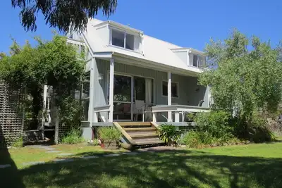 Image de Ensoleillé bach côtier de caractère dans un cadre tranquille au bord du lac