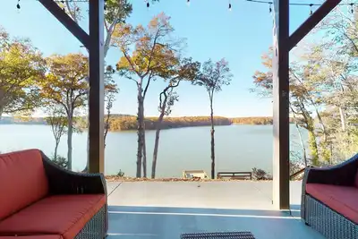 Image de 1 an vieille maison à Charlotte sur le chenal principal du lac Wylie