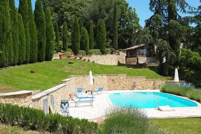 Casa Acacia, une ancienne tour entourée par les vertes collines de San Giminiano