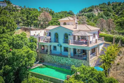 Image de Villa contemporaine isolée de luxe avec piscine à débordement dans un endroit paisible.