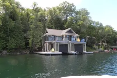 Image de Superbe hangar à bateaux de Muskoka sur mesure!