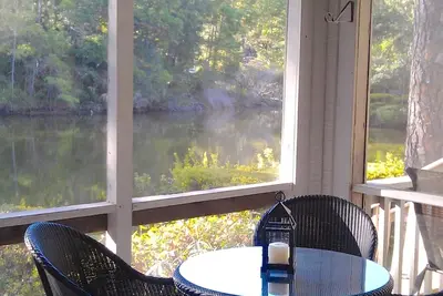 Image de Les dates rénovées de Greenslake Cottage-Lagoon View-Community Pool-Summer restent!