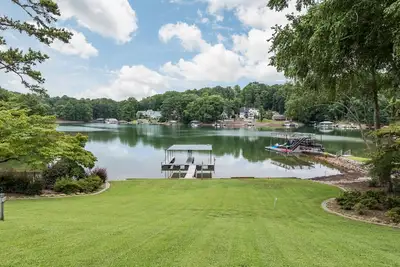 Image de Superbe et paisible maison moderne au bord du lac