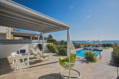 Image de Villa Iova, Superbe 3bdr Ayia Thekla Seafront Villa avec piscine privée