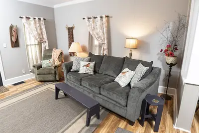 Image de Charmante maison spacieuse à proximité des commodités du centre-ville, des restaurants, des sentiers et des parcs.