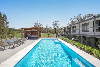 Image de Casa Sangiovese Pokolbin 6 chambres 5 salles de bain maison avec piscine privée.