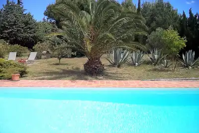 Ancienne bergerie avec piscine, au milieu des pins, près de la mer.