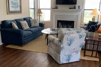 Image de Harbor Oaks rénové! Unité d'extrémité du 1er étage 3br / 2ba; Gated; Marcher à tout!