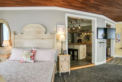 Image de Le Studio Suite Waterfall avec cuisine et bain à remous!