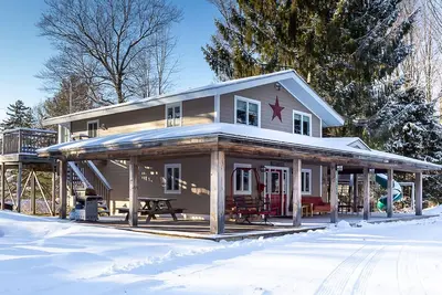 Image de Maison de ski avec Tree House attachée de 2 étages pour les enfants à jouer - 4 Bdrm - 3 salles de bain