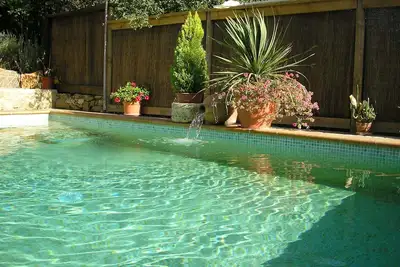 Image de Traditionnel andalou Maison avec piscine privée en milieu de la forêt