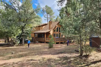 Image de Évadez-vous dans la cabane de montagne familiale parfaite dans les pins frais