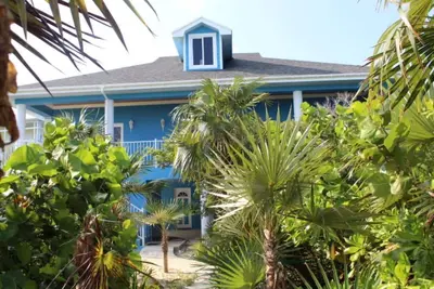 Image de Belle maison face à la plage située à moins de 100 pieds de la plage