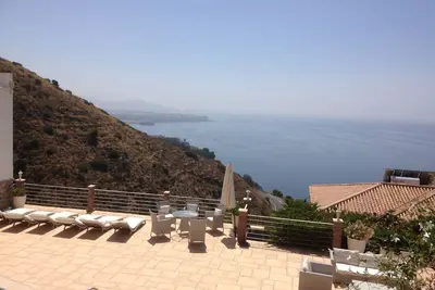 Image de Détendez-vous et profitez de la magnifique vue sur la mer! Villa spacieuse et ensoleillée avec piscine privée!
