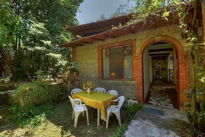 Image de Casa Amaranto: Une villa lumineuse et gaie entourée de verdure.