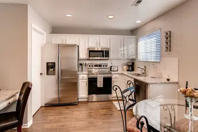 Image de ★ Mise à jour de la maison ★ 20 minutes de Denver, terrasse arrière avec foyer au gaz, animaux acceptés