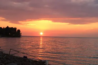 Image de Lac Ontario, Sodus. Couchers de soleil étonnants! Nouvellement mis à jour, accès à l'eau, plage de galets.