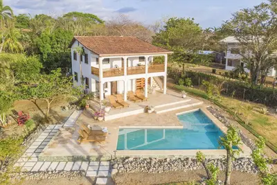 Maison confortable avec une grande piscine (parfait pour les familles) -3 min de Playa Blanca