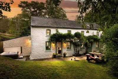 Image de Maison de vacances avec bain à remous de luxe assis dans sa propre forêt privée à Brecon.